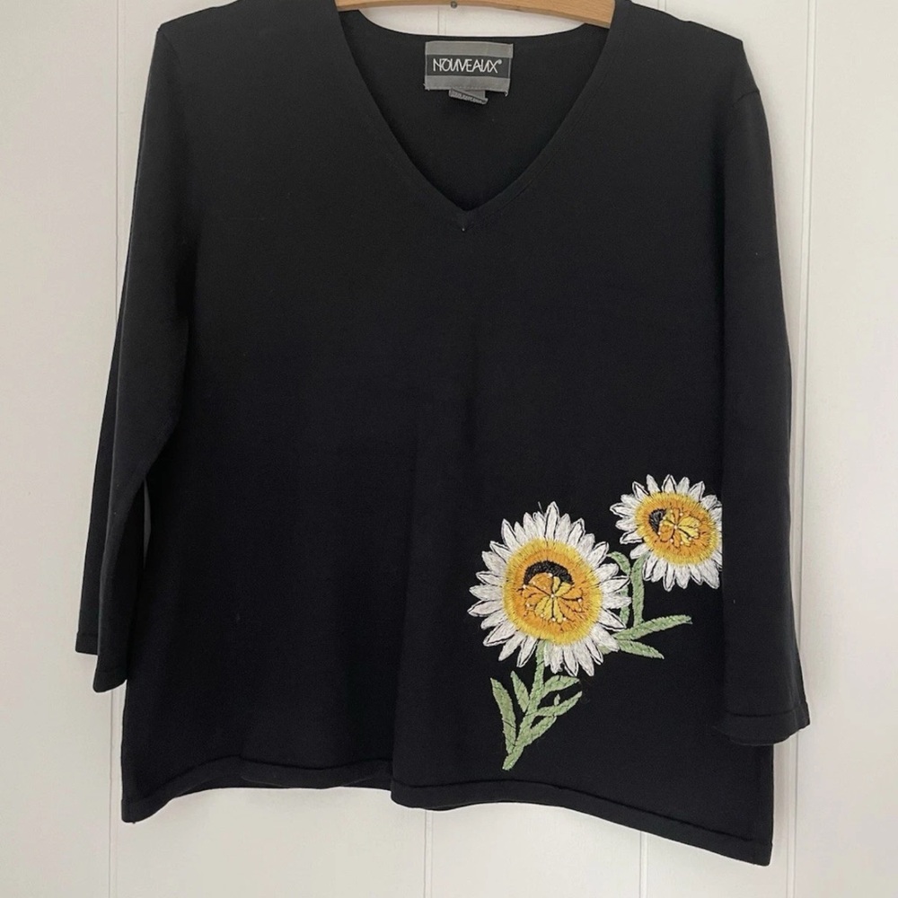 Nouveaux Black with Daisy Embroidery 3/4 Sleeve Top Size Large